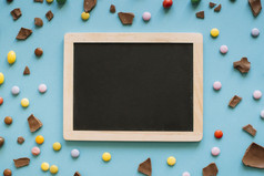 巧克力糖果滴周围黑板