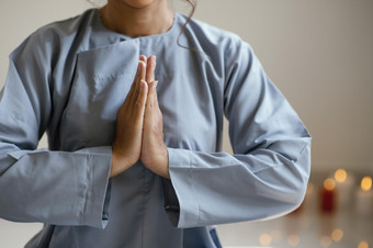 前面视图女人祈祷与蜡烛