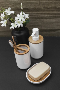 肥皂牙刷化妆品瓶白色花花瓶桌面