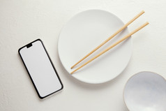 前视图安排优雅的餐具与智能手机