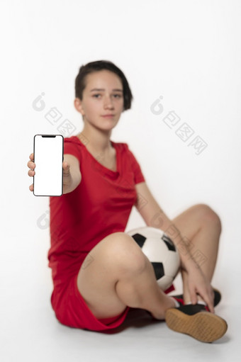女人持有足球球电话