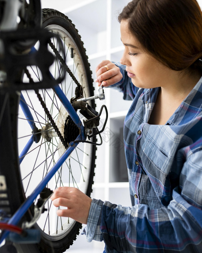 女工作自行车轮图片