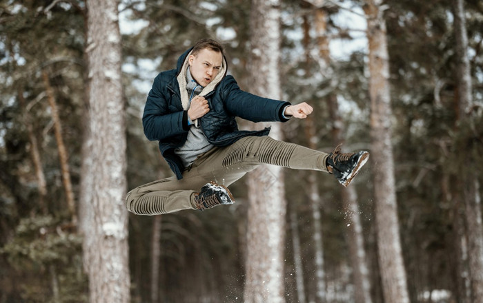 男人跳在户外自然在冬天图片
