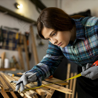 女人工作车间测量木木板