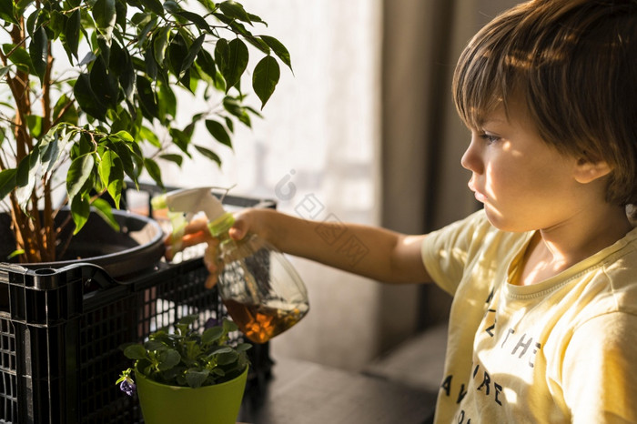 一边视图孩子浇水植物图片
