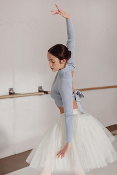 芭蕾舞女演员跳舞图图裙子