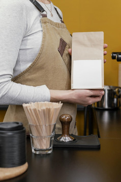 女咖啡师持有纸咖啡袋