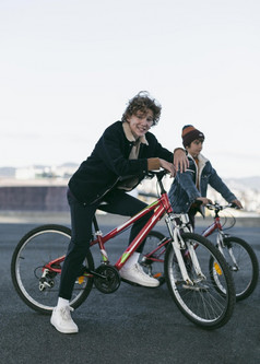 快乐男孩在户外城市与他们的自行车