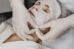 女人得到皮肤面具治疗水疗中心