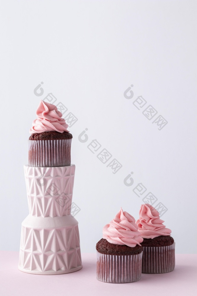 美味的粉红色的纸杯蛋糕分类