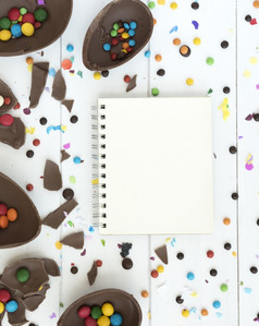 笔记本与开放巧克力复活节鸡蛋糖果