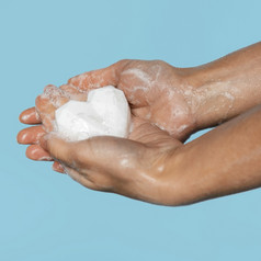 人洗手与心形状的白色肥皂