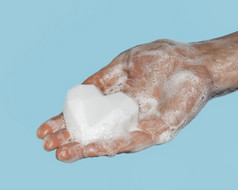 一边视图人洗手与白色肥皂