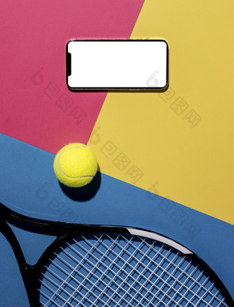 前视图网球球与球拍智能手机