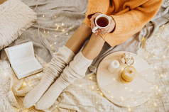 高角女人享受冬天假期与杯茶