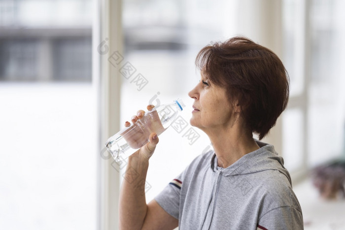 媒介拍摄女人喝水