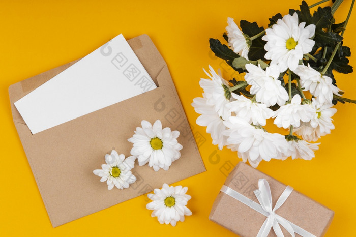 分类白色花与信封包装礼物