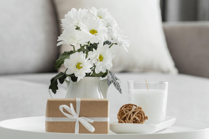 花束花花瓶与包装礼物图片