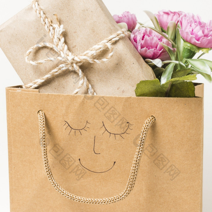 关闭花花束包装礼物盒子纸袋与手画脸