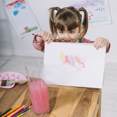 小女孩显示绘画纸