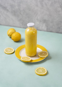 美味的柠檬汁瓶