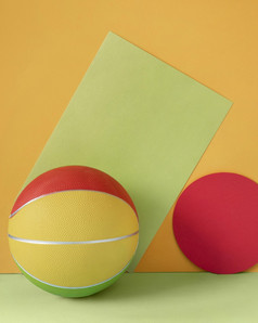 前面视图色彩斑斓的篮球与复制空间纸