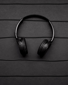音乐安排与黑色的耳机电缆