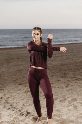 运动女人海滩伸展运动