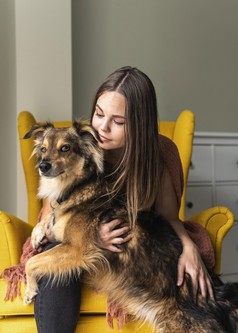 女人扶手椅与她的狗在流感大流行