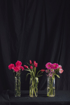 花束粉红色的花花瓶与水
