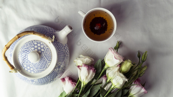 平躺茶杯茶壶