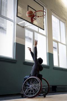 完整的拍摄男人。轮椅玩篮球