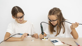 女孩与保护眼镜做科学实验在一起