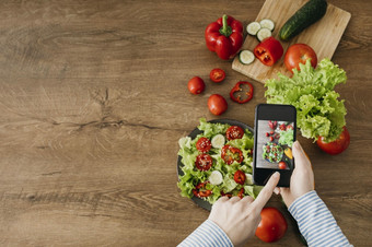 女食物博主流媒体与智能手机首页
