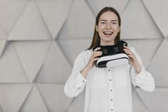 女人使用虚拟现实耳机前面视图