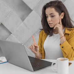 怀孕了女人显示一个时刻手指移动PC首页