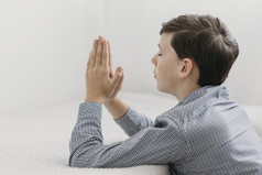横盘整理年轻的男孩祈祷和平