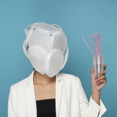 女人脸覆盖塑料盘子持有塑料杯吸管