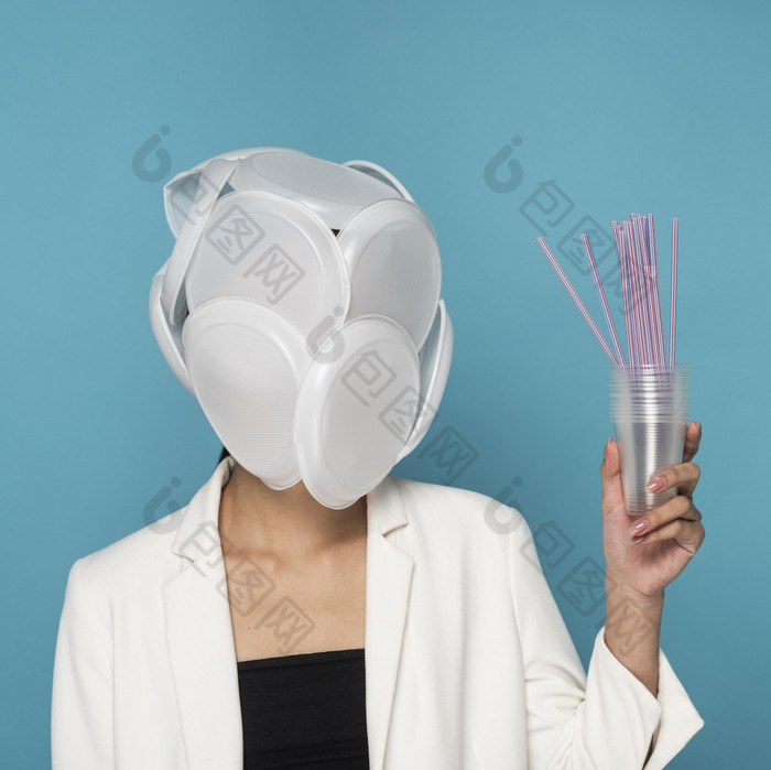 女人脸覆盖塑料盘子持有塑料杯吸管