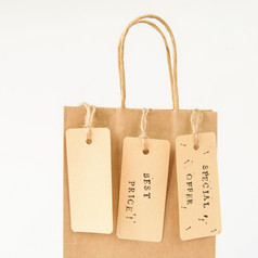棕色（的）纸购物袋与出售标签