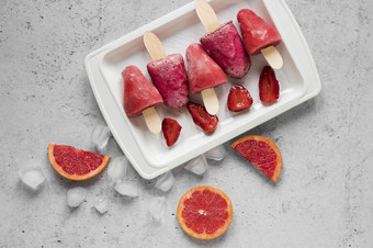 平躺美味的冰棍与冰红色的葡萄柚