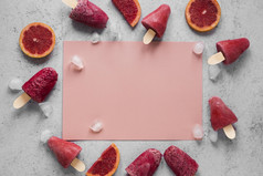 平躺美味的冰棍与红色的葡萄柚复制空间