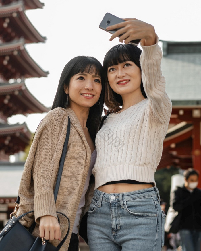 漂亮的亚洲女孩采取自拍图片