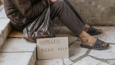 一边视图无家可归的人男人。楼梯与帮助标志
