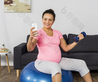 笑脸怀孕了女人<strong>首页培训</strong>与球采取自拍