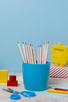 桌子上安排与色彩斑斓的铅笔