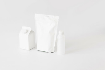 白色纸箱包瓶乳制品生产