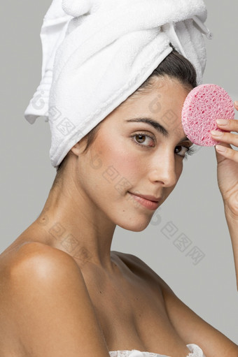 女人使用粉红色的海绵