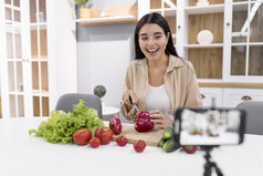 女视频博客首页与蔬菜智能手机