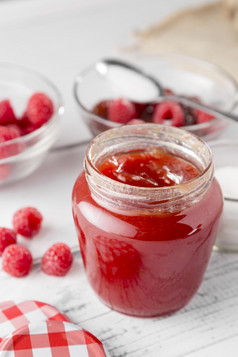 高角玻璃Jar与树莓小时水果